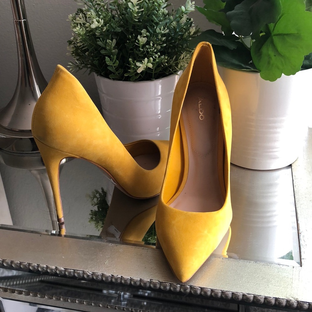 Yellow Aldo heels size 7.5
